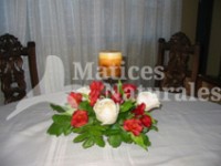 Candelabro con rosas y alstromerias