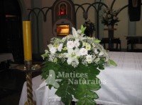 Arreglo de Flores Sobre Altar