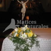 Arreglo de Flores Sobre Altar 2